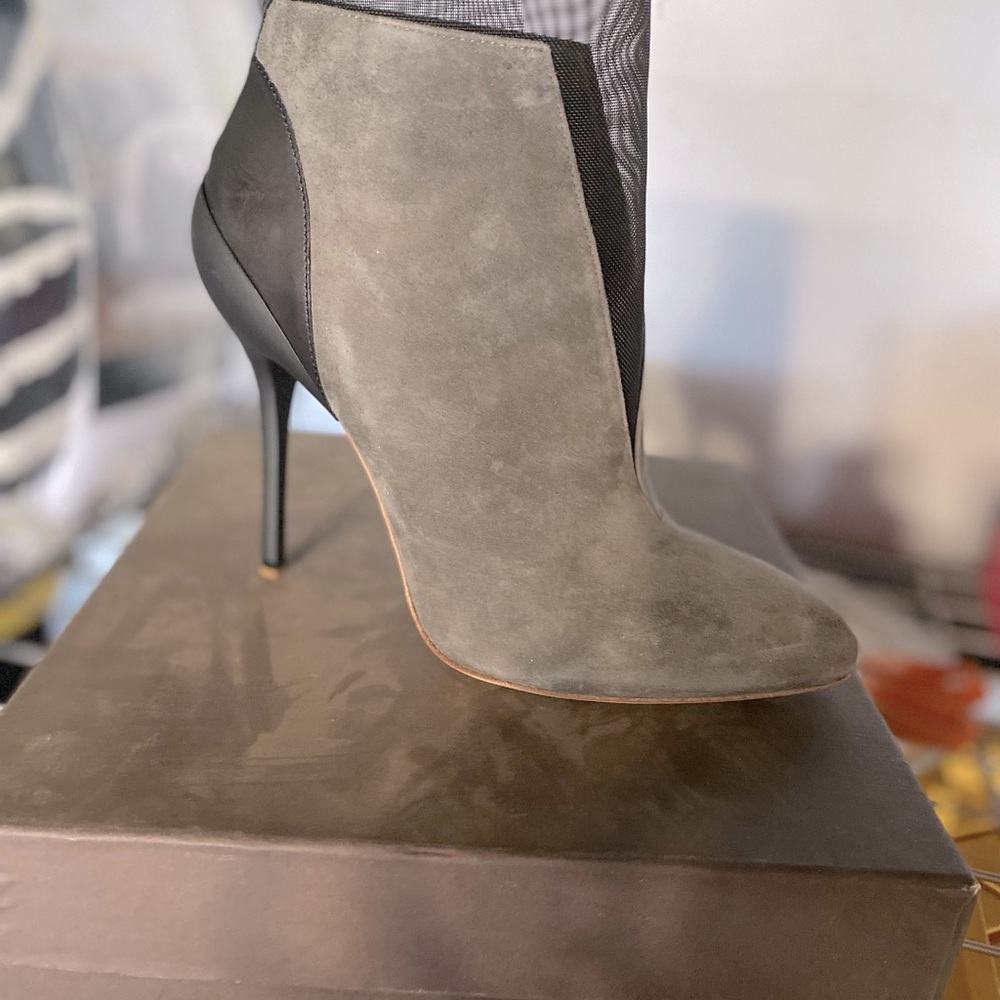 Elia Tahari booties suede